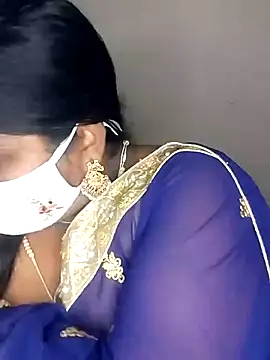 Snapshot of Sexy_Radhikaa chatting on March 20, 5:36 pm Sexy Radhikaa online show from March 20, 5:36 pm