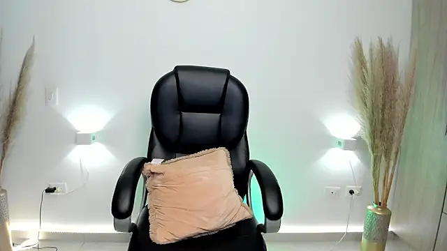 Snapshot of leylaclintonxx chatting on December 7, 10:39 pm leylaclintonxx online show from December 7, 10:39 pm