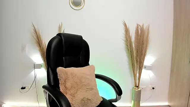 Snapshot of leylaclintonxx chatting on December 19, 4:23 am leylaclintonxx online show from December 19, 4:23 am