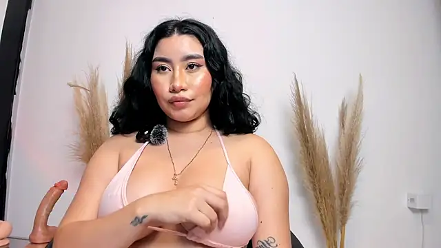 Snapshot of leylaclintonxx chatting on February 1, 8:18 am leylaclintonxx online show from February 1, 8:18 am