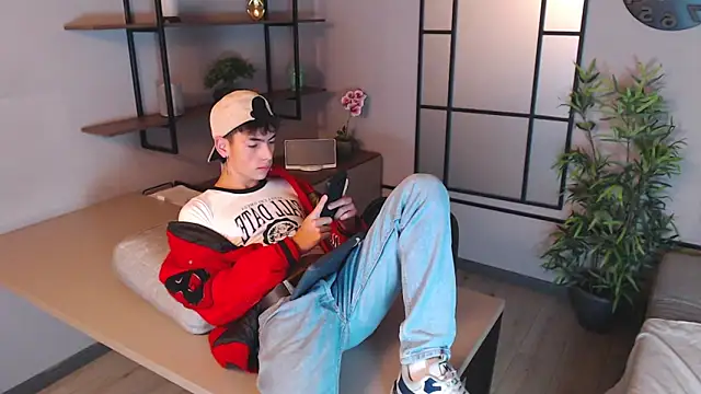 Snapshot of MattiDeLuca chatting on December 17, 11:28 am MattiDeLuca online show from December 17, 11:28 am