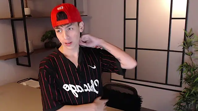 Snapshot of MattiDeLuca chatting on December 19, 11:39 am MattiDeLuca online show from December 19, 11:39 am