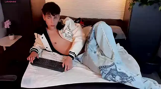 Snapshot of MattiDeLuca chatting on December 31, 5:29 pm MattiDeLuca online show from December 31, 5:29 pm