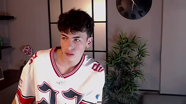 Snapshot of MattiDeLuca chatting on January 22, 6:31 pm MattiDeLuca online show from January 22, 6:31 pm