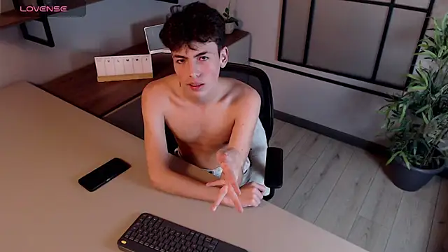 Snapshot of MattiDeLuca chatting on February 3, 2:24 pm MattiDeLuca online show from February 3, 2:24 pm