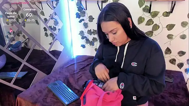 Snapshot of Megan_sophia2 chatting on February 11, 1:09 pm Megan sophia2 online show from February 11, 1:09 pm