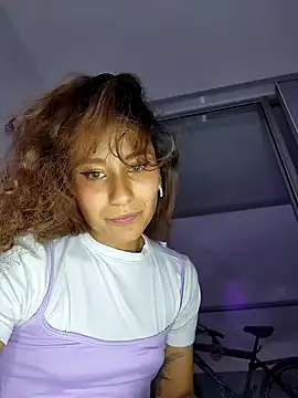 Snapshot of varenkaivanova_22 chatting on December 13, 10:51 am varenkaivanova 22 online show from December 13, 10:51 am