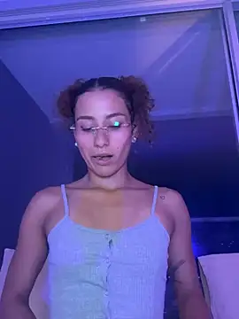 Snapshot of varenkaivanova_22 chatting on March 13, 6:16 am varenkaivanova 22 online show from March 13, 6:16 am