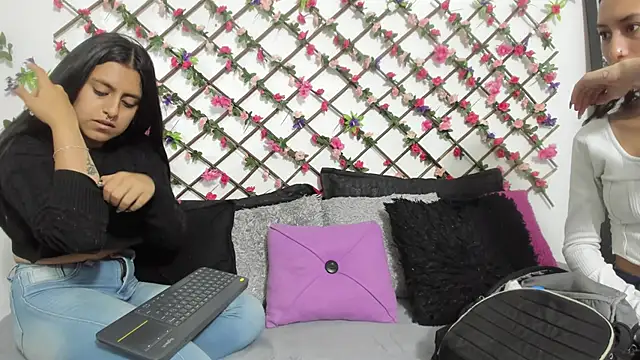 Snapshot of thedream_girls chatting on February 10, 11:36 am thedream girls online show from February 10, 11:36 am