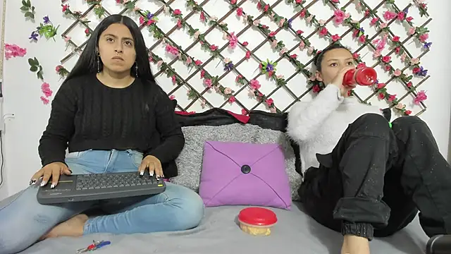 Snapshot of thedream_girls chatting on February 13, 11:39 am thedream girls online show from February 13, 11:39 am