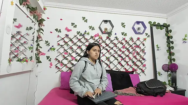 Snapshot of thedream_girls chatting on February 24, 10:14 pm thedream girls online show from February 24, 10:14 pm