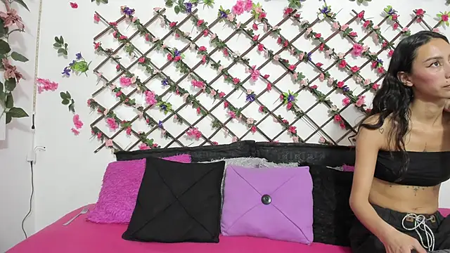 Snapshot of thedream_girls chatting on February 26, 7:05 pm thedream girls online show from February 26, 7:05 pm