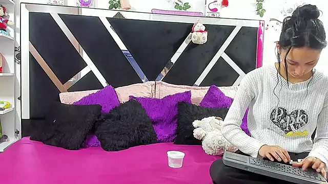 Snapshot of thedream_girls chatting on September 19, 12:06 pm thedream girls online show from September 19, 12:06 pm