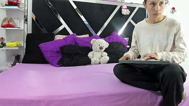Snapshot of thedream_girls chatting on October 8, 12:03 pm thedream girls online show from October 8, 12:03 pm