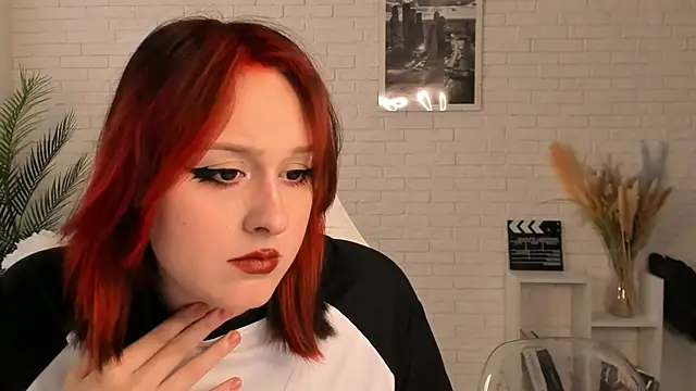 Snapshot of EdlaHatter chatting on December 4, 6:44 am EdlaHatter online show from December 4, 6:44 am