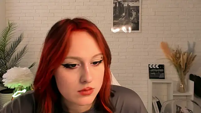 Snapshot of EdlaHatter chatting on December 4, 9:51 am EdlaHatter online show from December 4, 9:51 am