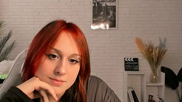 Snapshot of EdlaHatter chatting on December 5, 7:16 am EdlaHatter online show from December 5, 7:16 am