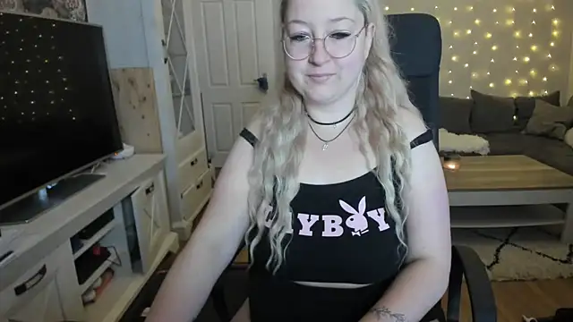 Snapshot of Lillyloo_ chatting on October 6, 3:48 am Lillyloo online show from October 6, 3:48 am