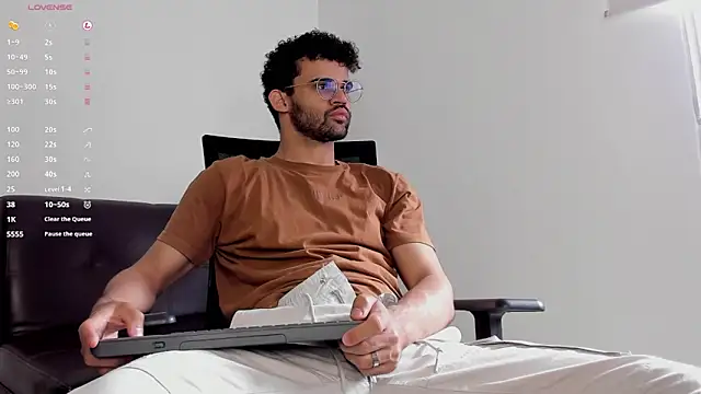 Snapshot of andrewChris_ chatting on October 28, 2:31 pm andrewChris online show from October 28, 2:31 pm