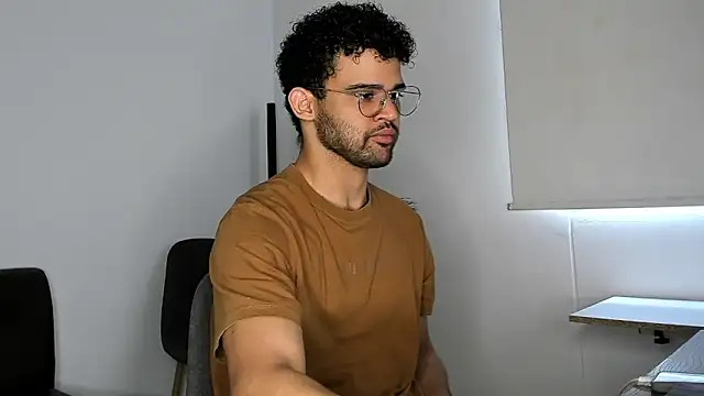 Snapshot of andrewChris_ chatting on November 10, 4:17 pm andrewChris online show from November 10, 4:17 pm