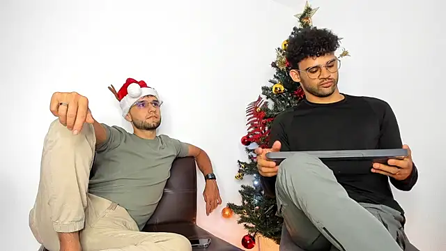 Snapshot of andrewChris_ chatting on November 30, 12:36 am andrewChris online show from November 30, 12:36 am