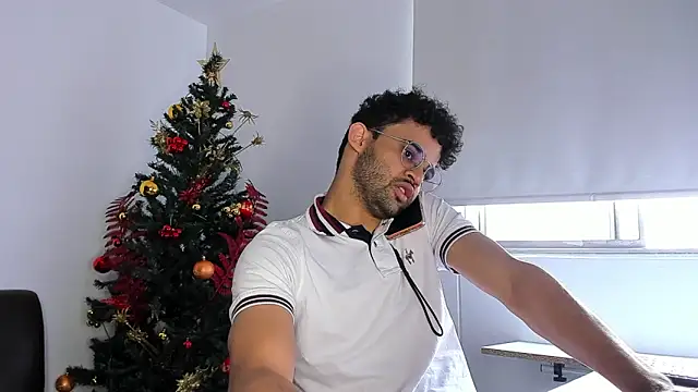 Snapshot of andrewChris_ chatting on December 2, 8:04 pm andrewChris online show from December 2, 8:04 pm