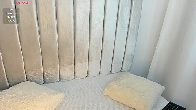 aurora johnson  online show from February 6, 4:17 am