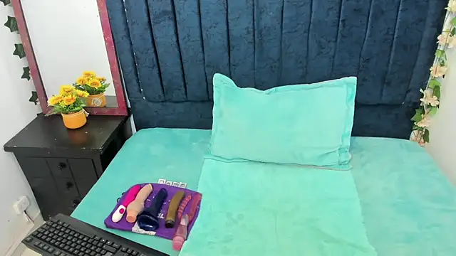 Snapshot of alaha_evans chatting on November 13, 4:44 am alaha evans online show from November 13, 4:44 am