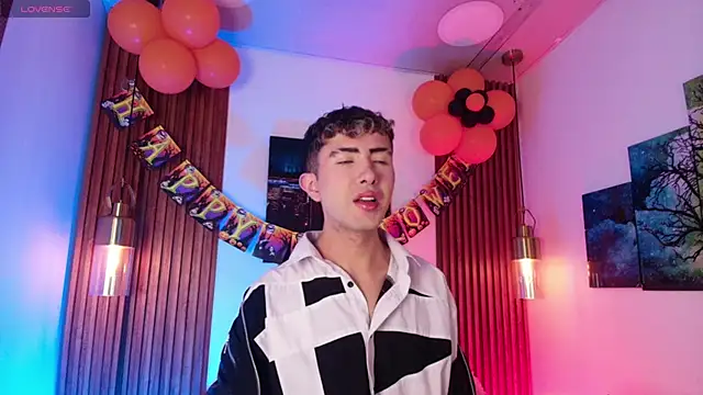 Noah Xitruxx online show from October 19, 2:45 am