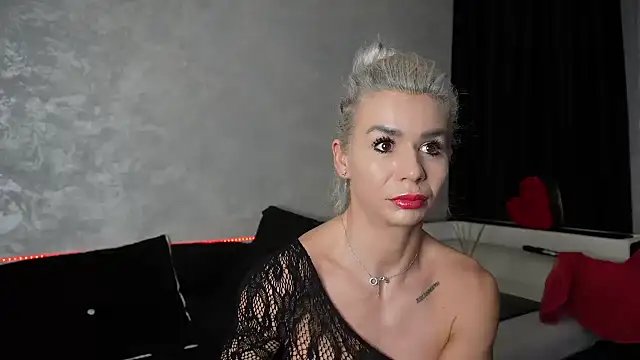 Snapshot of SquirtyFit_Devil chatting on January 26, 1:20 am SquirtyFit Devil online show from January 26, 1:20 am