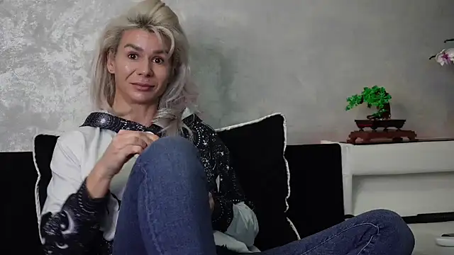 Snapshot of SquirtyFit_Devil chatting on February 16, 4:21 pm SquirtyFit Devil online show from February 16, 4:21 pm