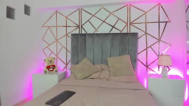 Snapshot of Giselle_Roldan chatting on March 5, 12:00 pm Giselle Roldan online show from March 5, 12:00 pm