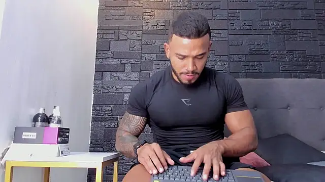 Snapshot of bruno_miller_ chatting on October 20, 9:37 pm bruno miller online show from October 20, 9:37 pm