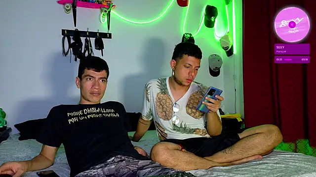 Snapshot of Nymphobuddies chatting on December 23, 6:05 pm Nymphobuddies online show from December 23, 6:05 pm