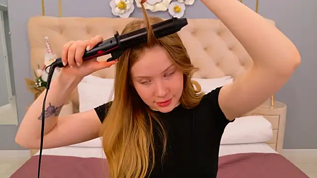 Snapshot of MichelleReid chatting on December 17, 6:45 am MichelleReid online show from December 17, 6:45 am