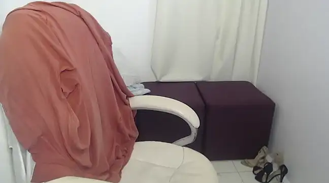 Snapshot of Xileny-Halliwey chatting on December 6, 12:23 am Xileny-Halliwey online show from December 6, 12:23 am