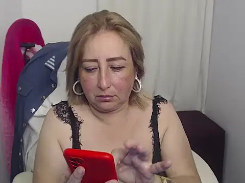 Snapshot of Xileny-Halliwey chatting on January 11, 1:06 am Xileny-Halliwey online show from January 11, 1:06 am