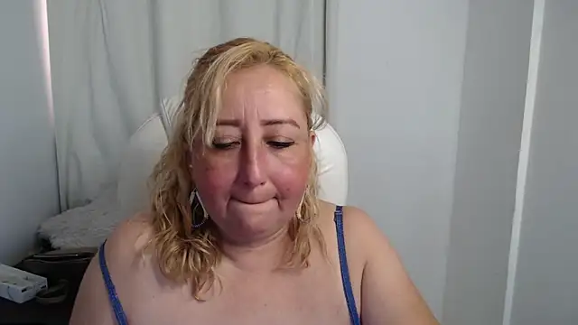 Snapshot of Xileny-Halliwey chatting on October 7, 8:39 pm Xileny-Halliwey online show from October 7, 8:39 pm