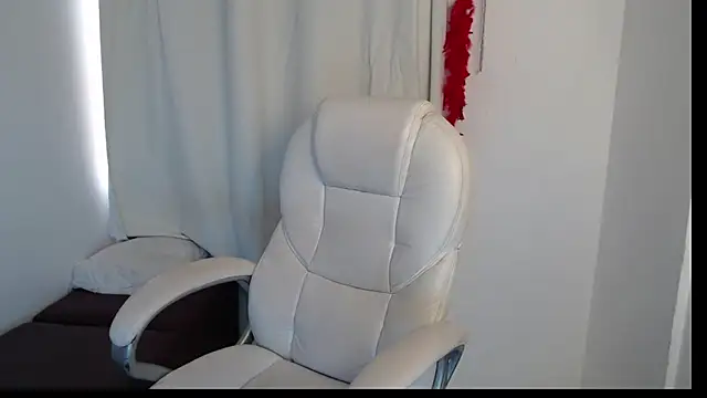 Snapshot of Xileny-Halliwey chatting on October 19, 1:34 pm Xileny-Halliwey online show from October 19, 1:34 pm