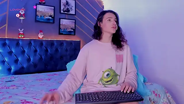 Snapshot of elafranco_ chatting on December 15, 1:57 am elafranco online show from December 15, 1:57 am