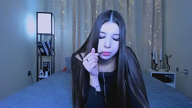 DellaRose online show from December 17, 5:07 am