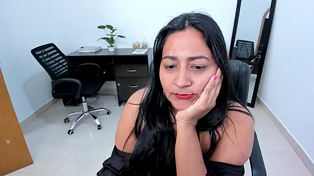 Snapshot of Adele_Sweett chatting on February 9, 6:37 pm Adele Sweett online show from February 9, 6:37 pm
