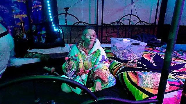 Snapshot of Stonermama666420 chatting on October 9, 3:37 am Stonermama666420 online show from October 9, 3:37 am