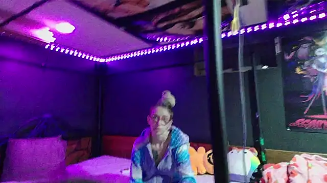 Snapshot of Stonermama666420 chatting on December 14, 4:18 am Stonermama666420 online show from December 14, 4:18 am