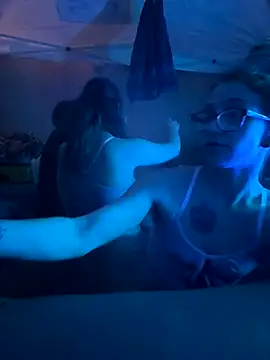 Snapshot of Stonermama666420 chatting on December 15, 4:39 am Stonermama666420 online show from December 15, 4:39 am