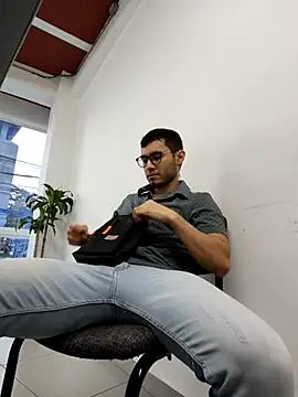 Snapshot of alexdesire chatting on November 26, 10:11 pm alexdesire online show from November 26, 10:11 pm