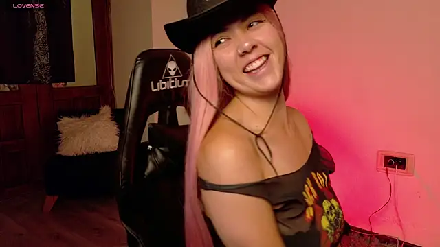 Snapshot of Aurora_Hotson chatting on November 14, 1:15 am Aurora Hotson online show from November 14, 1:15 am