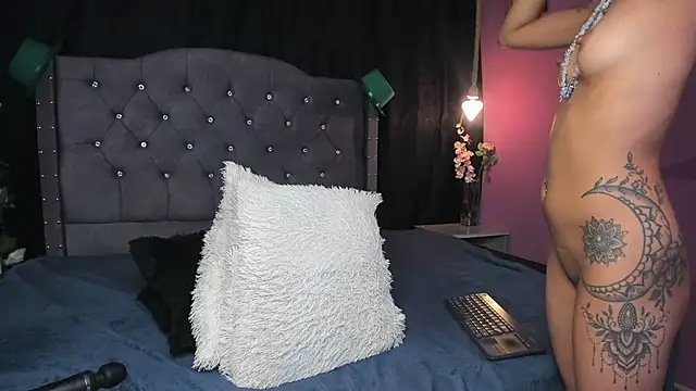 Snapshot of slutty_venus chatting on March 22, 5:17 am slutty venus online show from March 22, 5:17 am