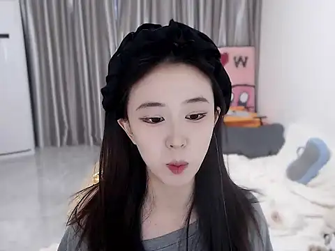 Snapshot of LOLO-yaya chatting on December 13, 8:30 am LOLO-yaya online show from December 13, 8:30 am