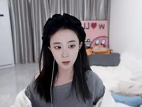 Snapshot of LOLO-yaya chatting on December 13, 1:12 pm LOLO-yaya online show from December 13, 1:12 pm